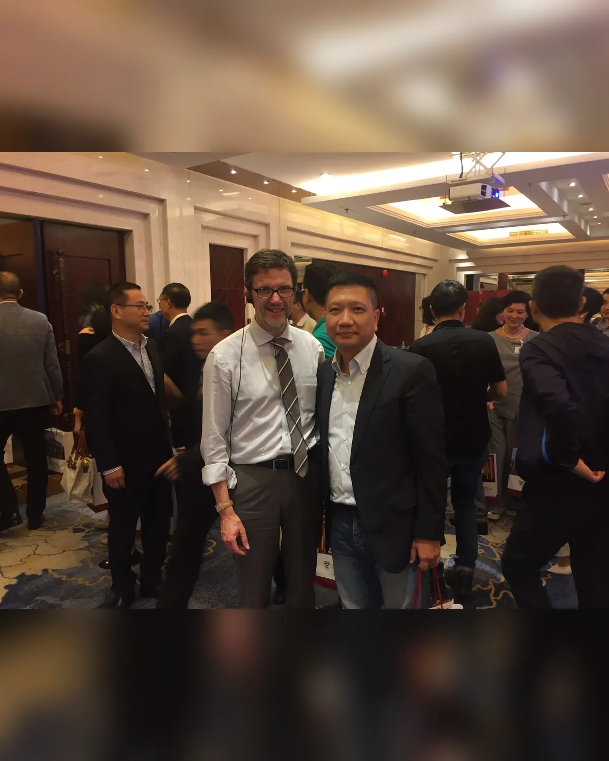 在深圳参加 SELP 项目时与哈佛商学院教授 Felix Oberholzer-Gee 合影