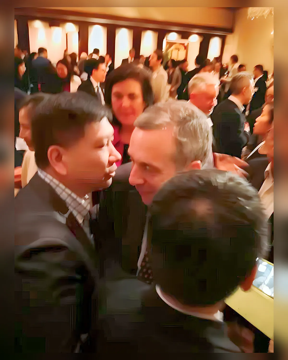 与哈佛大学校长 Lawrence Bacow 私下交谈