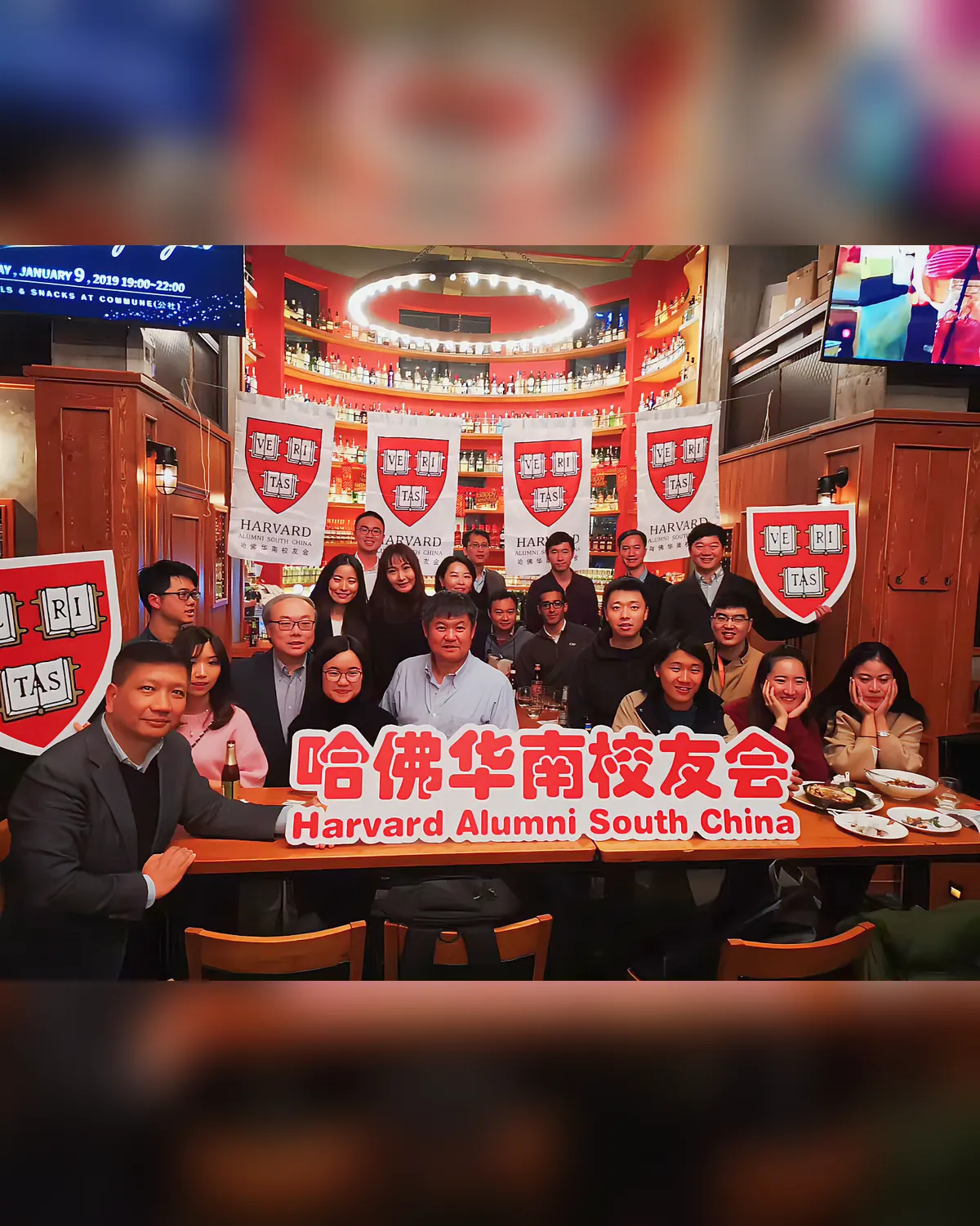 与来自哈佛不同学院的校友合影
