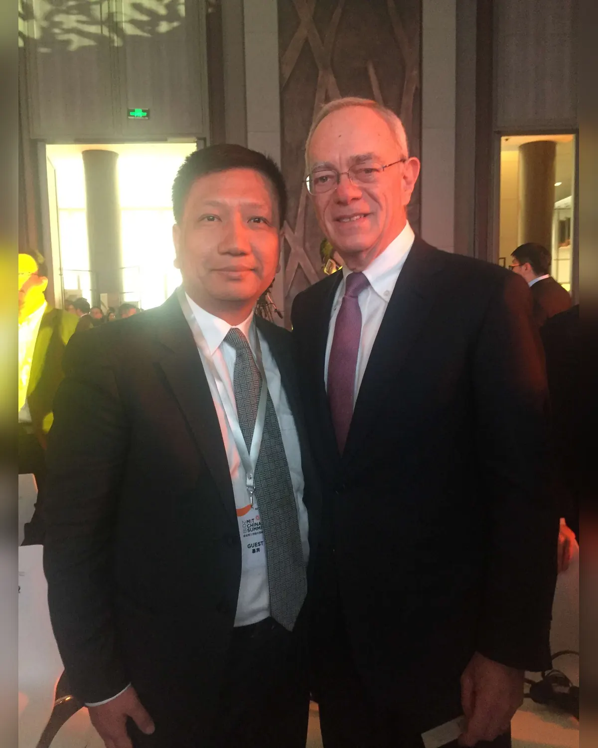 在北京与麻省理工学院校长 L. Rafael Reif 会面
