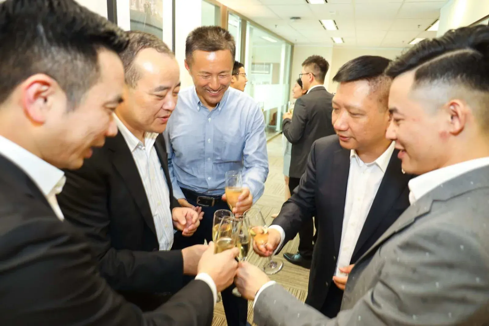 盈领资本香港开幕礼上的团队与嘉宾