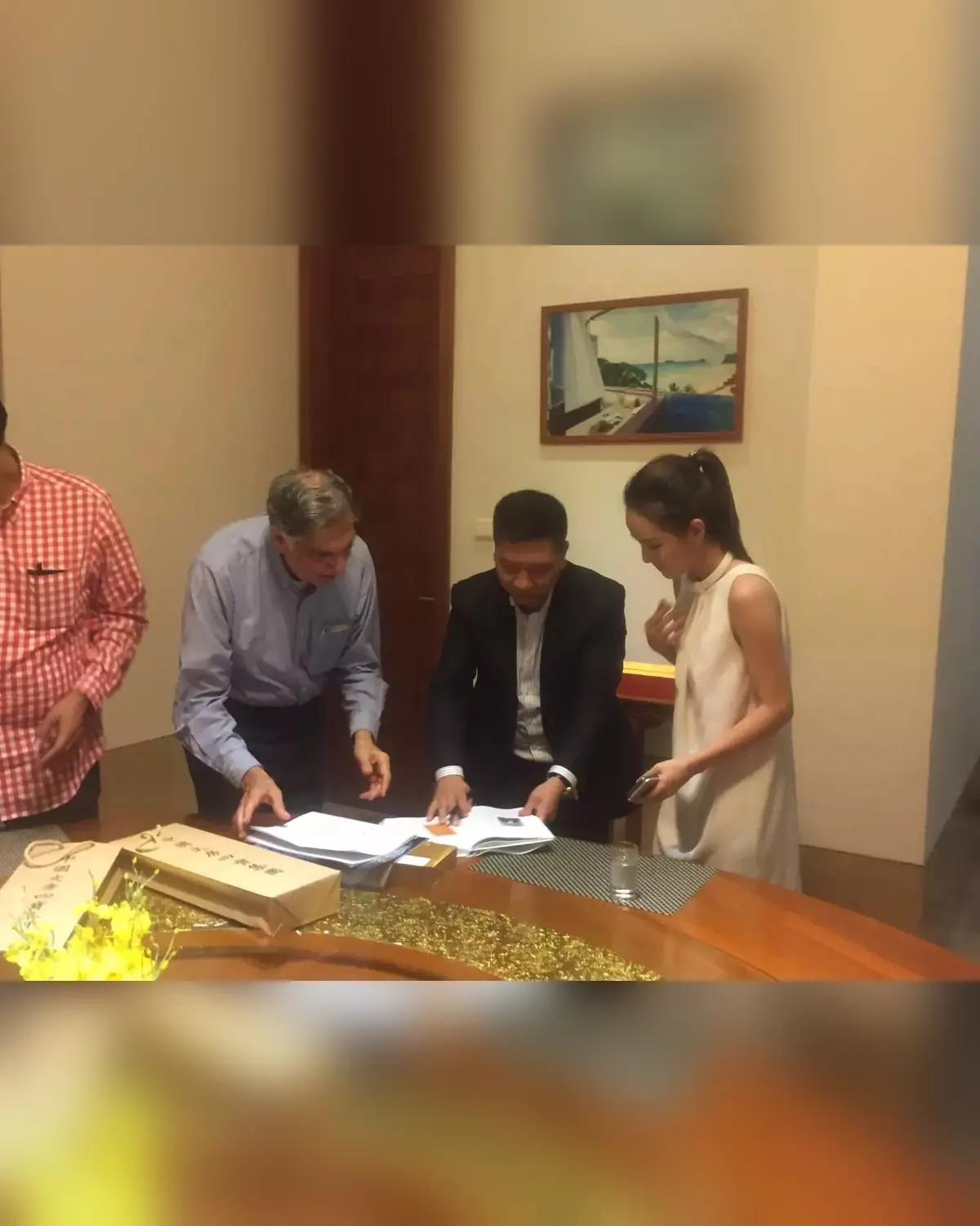 在中国海南，与 Ratan Tata 先生共商合作文件